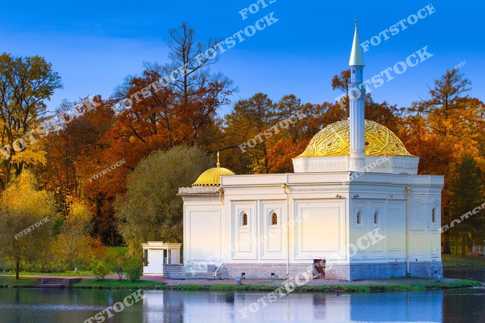 На этом фото показан осенний парк Царского Села в городе Пушкин, пригороде Санкт-Петербурга. Яркая осенняя листва, широкие аллеи и гармоничное сочетание природы с архитектурными элементами парка создают уютную и живописную атмосферу. Снимок идеально подходит для туристических публикаций, коллекций фотографий пригородов Петербурга и постеров о красоте осенних парков России. Отличный выбор для продажи изображений Пушкина и его исторических парков.
